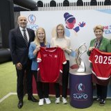 Guillaume Poisson (tout à gauche) a traversé de nombreuses fois la Suisse pour faire la promotion de l'Euro féminin 2025.